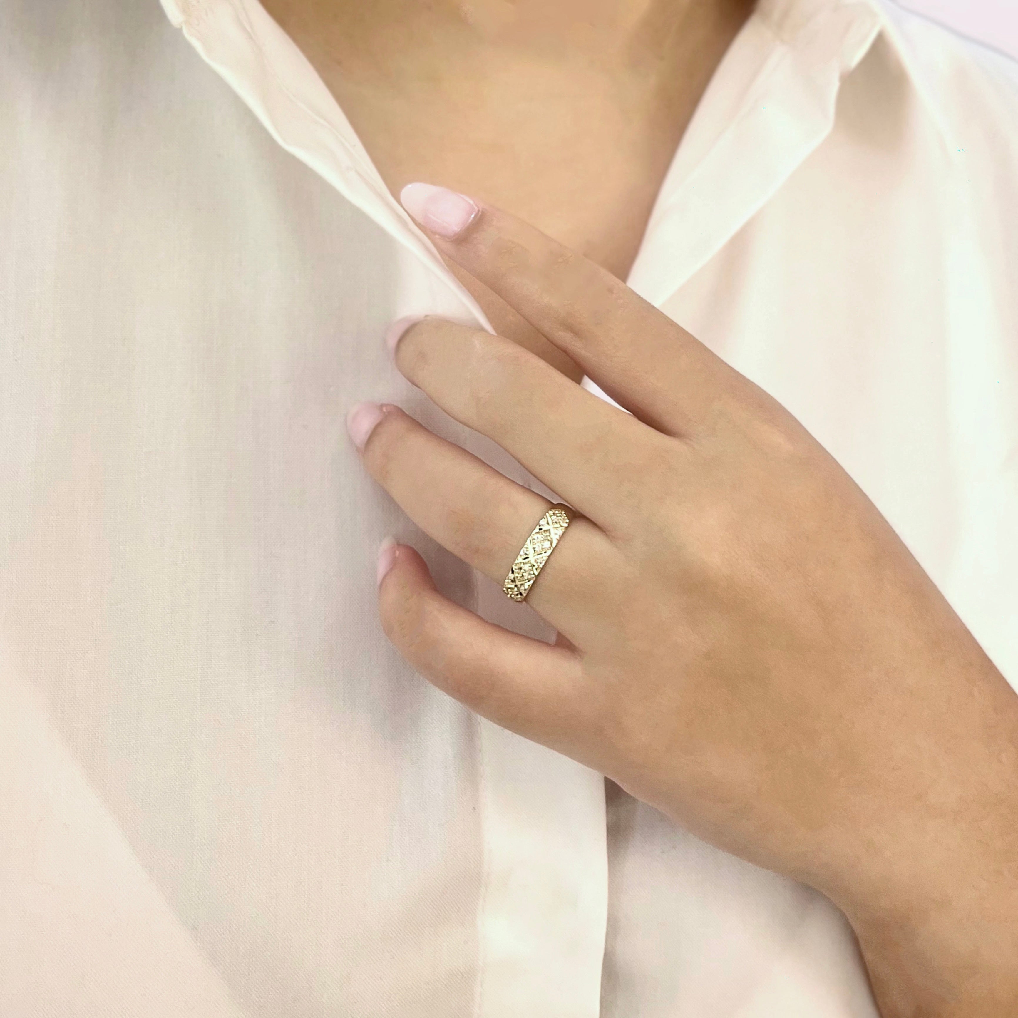 Anillo de oro amarillo de 14 quilates con corte de diamante y circonita cúbica