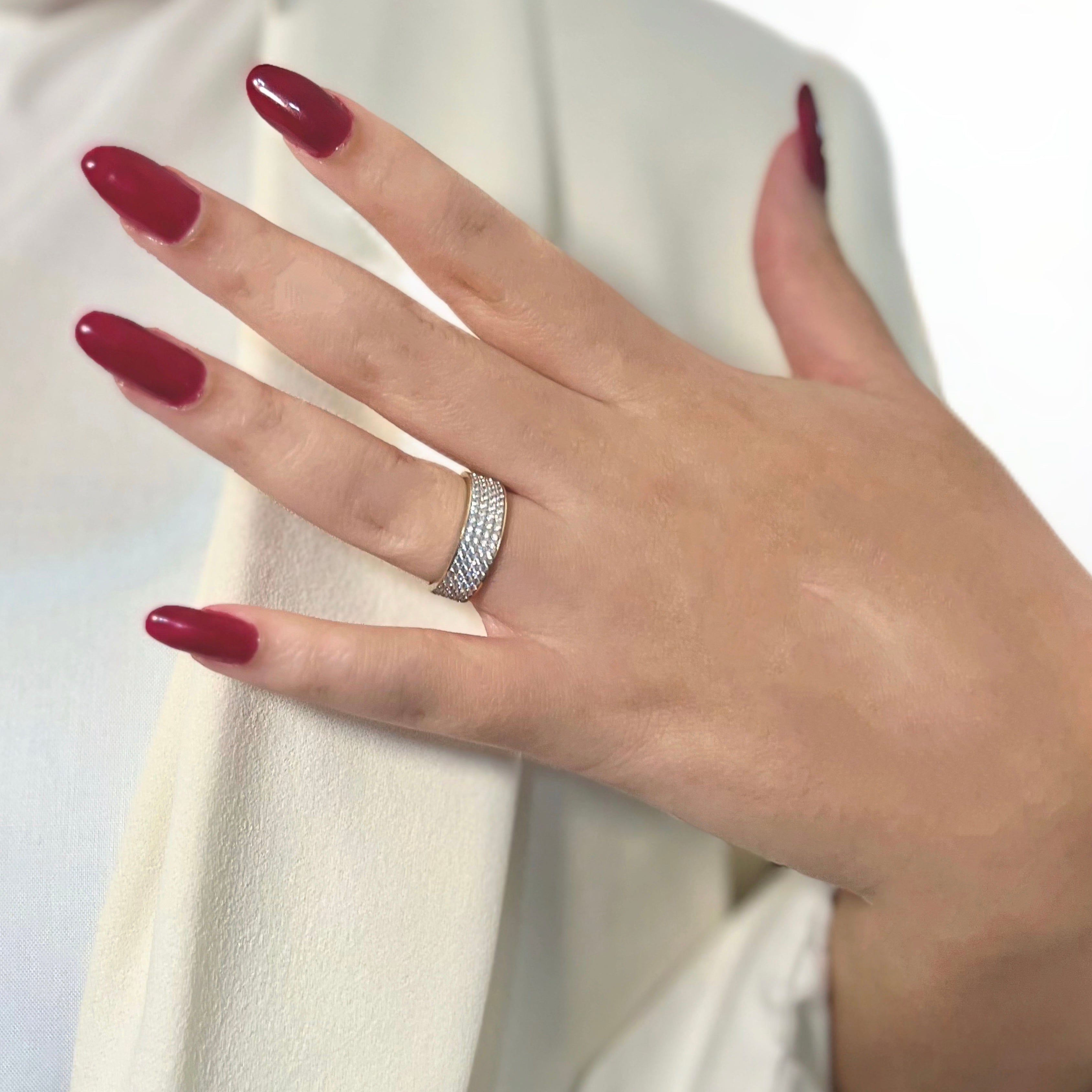 Anillo de oro amarillo de 14 quilates con pavé de circonitas