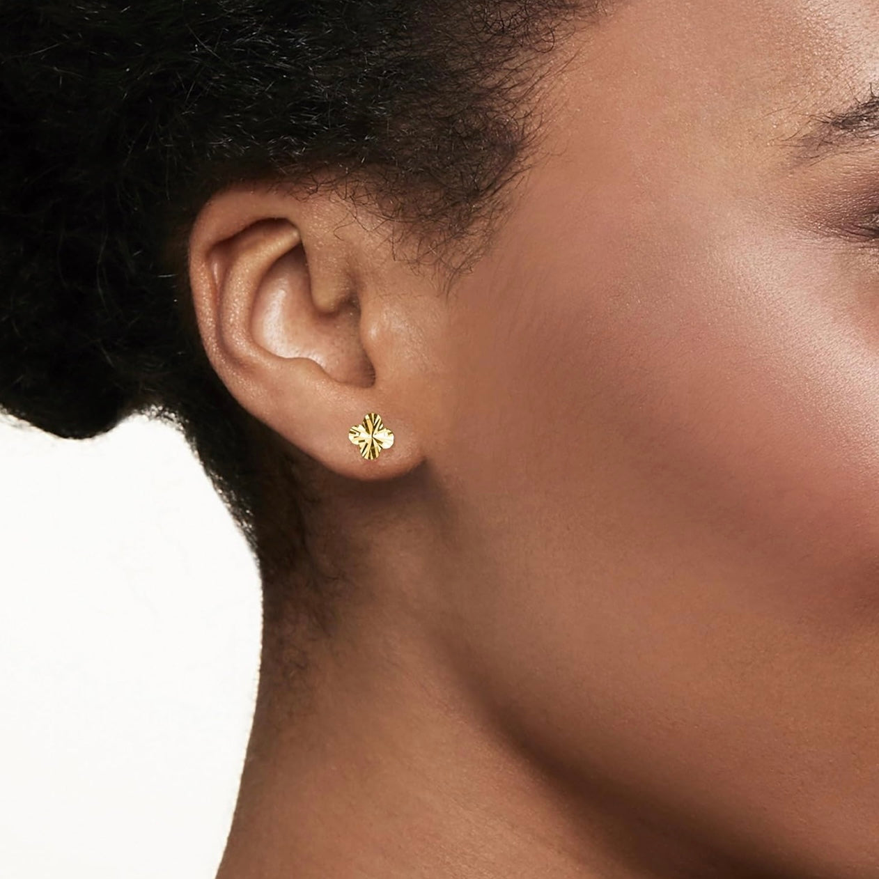 14k yellow gold Flower shaped earrings with engraved details